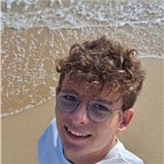Doy clases particulares de inglés hasta un nivel C1, adaptándome al nivel, exigencias y dificultades del alumno. Gracias a mi experiencia con otras clases y mis estudios también puedo ayudar con casi cualquier otra asignatura incluido el francés